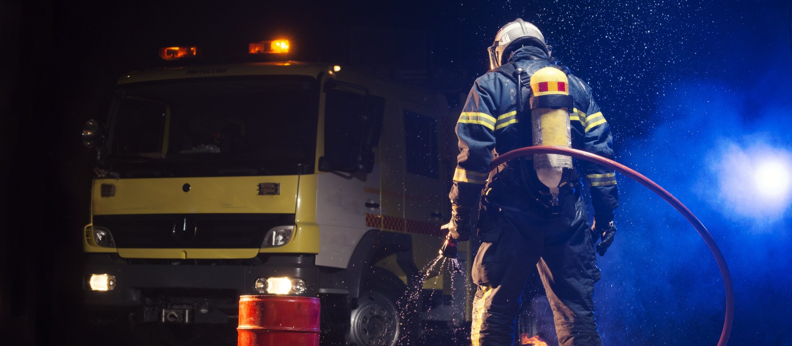 Bombeiros são profissionais responsáveis por atuar em situações de emergências e ações de prevenção social.
