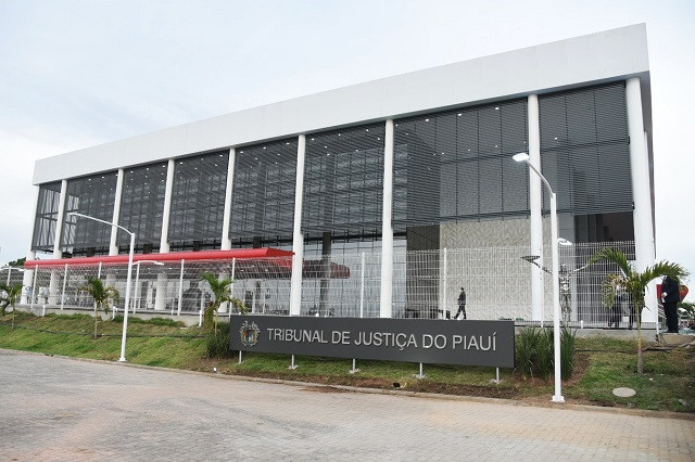 Para ingressar na carreira é necessário possuir formação de nível superior. O salário inicial é de R$ 7.328,01